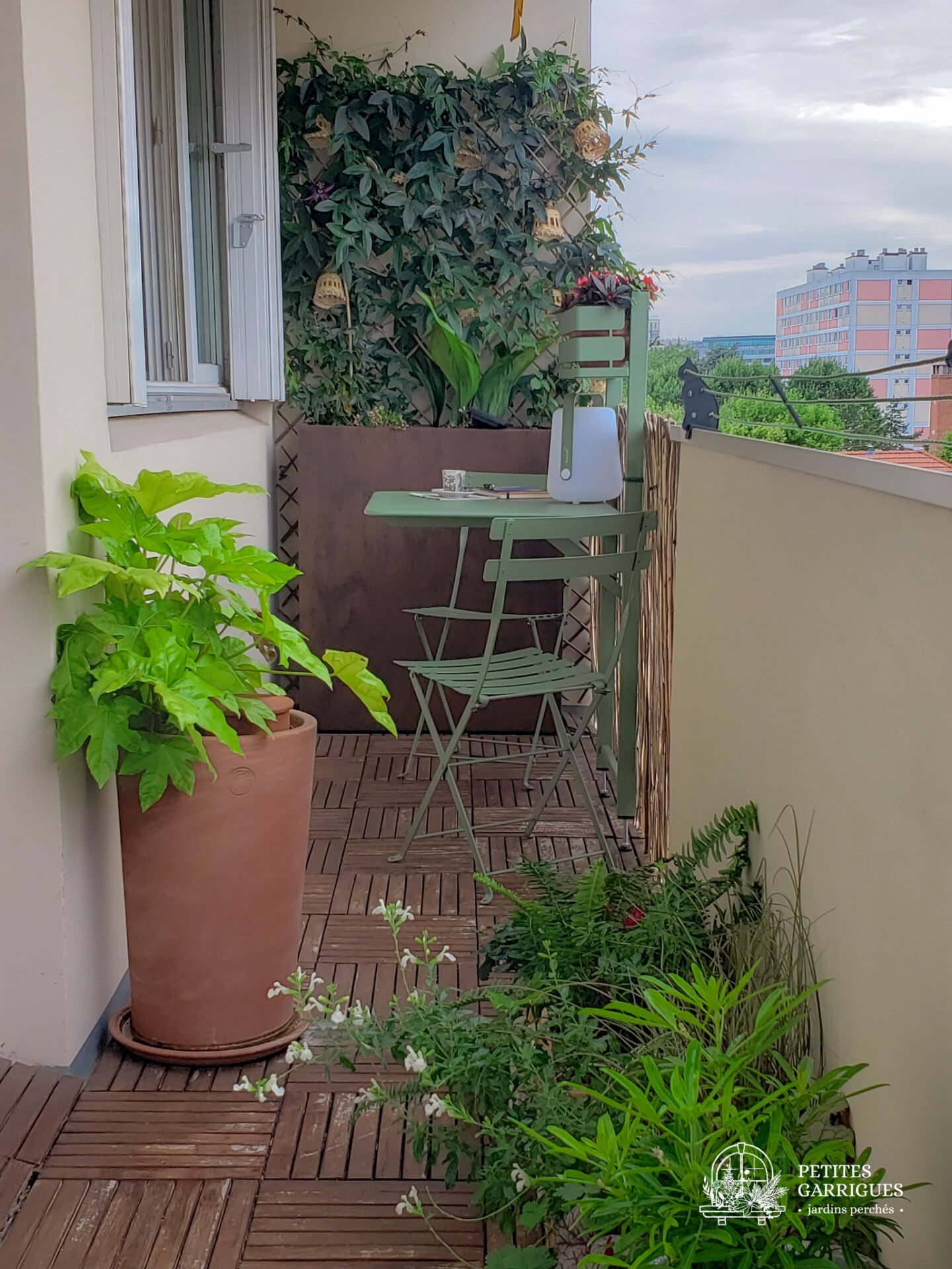 aménagement d'un petit balcon en longueur en région parisienne par Petites Garrigues, avec une table escamotable vert.